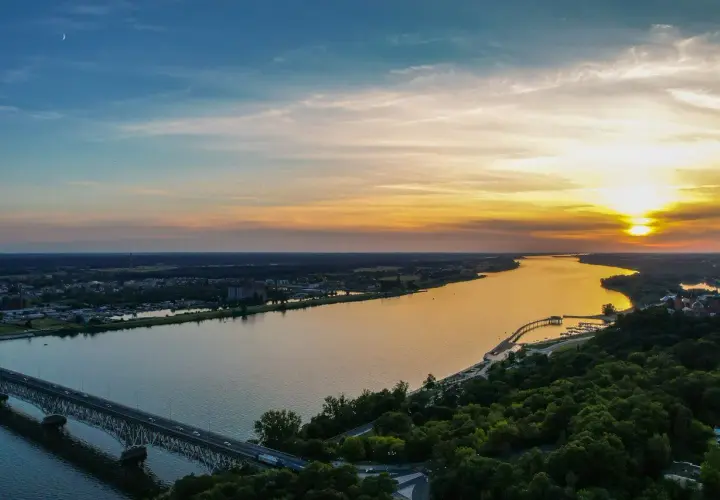 Nad jaką rzeką leży Płock? Poznaj Wisłę i jej atrakcje
