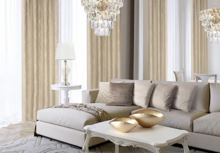Elegancki salon w stylu nowojorskim nowoczesnym. Beżowe zasłony z subtelnym wzorem, kryształowy żyrandol i wygodna kanapa tworzą przytulną atmosferę.