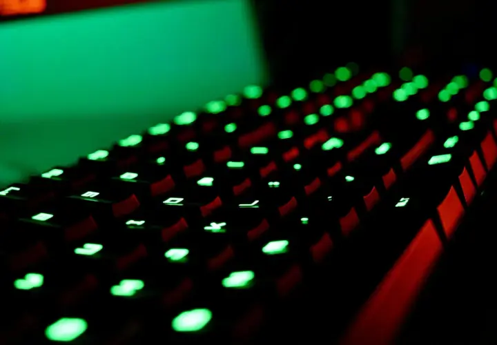 Podświetlana klawiatura gamingowa z zielonymi klawiszami. Idealna do grania w Roblox, spełniając jego wymagania sprzętowe.