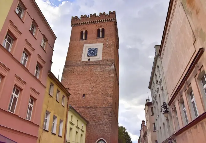 Krzywa Wieża w Ząbkowicach: Polska Piza, musisz ją zobaczyć