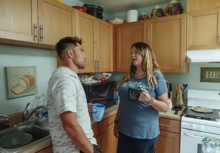 Madre habla con su hijo en la cocina. Quizás él necesite frases para un hijo que no valora a su madre.