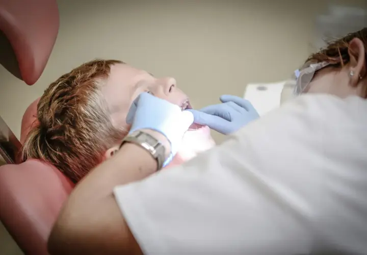 Bambino dal dentista per un controllo, per prevenire l'alitosi.