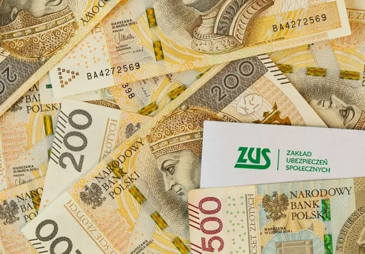 Polskie banknoty 200 zł i 500 zł oraz logo ZUS.