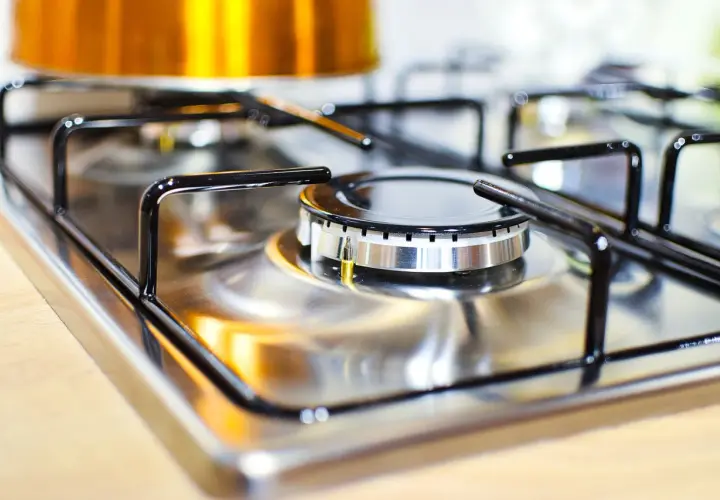 Plaque de cuisson en acier inoxydable brillante, prête pour un nettoyage facile. Apprenez comment nettoyer une plaque de cuisson en acier pour un éclat parfait.