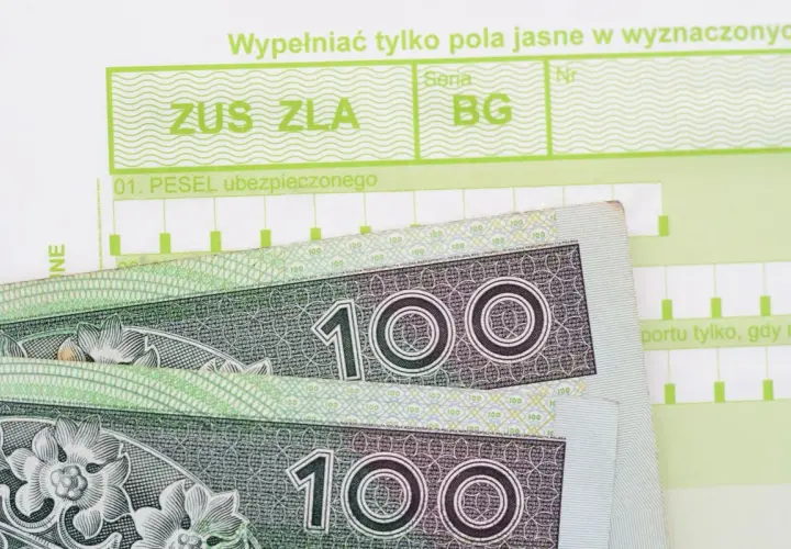 Polskie banknoty 100 zł na tle druku ZUS ZLA.