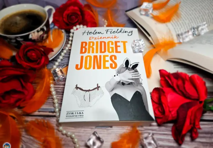 Bridget Jones książki: Dziennik z zabawną okładką, czerwone róże, kawa i pióra tworzą romantyczną atmosferę.