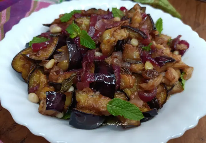Melanzane in agrodolce, un piatto saporito con cipolle rosse, pinoli e menta fresca.