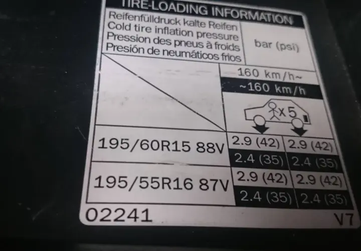 Etiqueta de información de presion ruedas Toyota Auris. Indica presiones para neumáticos 195/60R15 y 195/55R16.