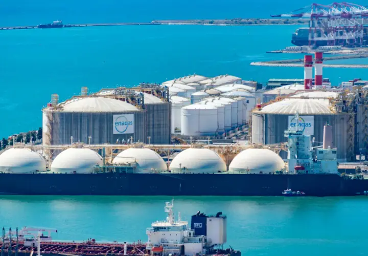 Terminal gazowy z kulistymi zbiornikami na statku, przygotowany do transportu LNG.