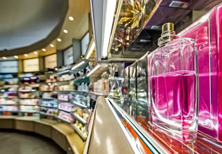 Elegancka butelka różowych perfum na półce sklepowej. Klik i pachniesz opinie o tym zapachu są zachęcające.