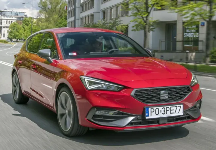 Czerwony SEAT Leon 4 w ruchu miejskim.