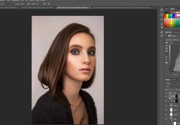 Portret kobiety z ciemnymi włosami i makijażem oczu. Panel po prawej pokazuje narzędzia do edycji w programie Photoshop, w tym krzywe, co sugeruje kurs photoshop.