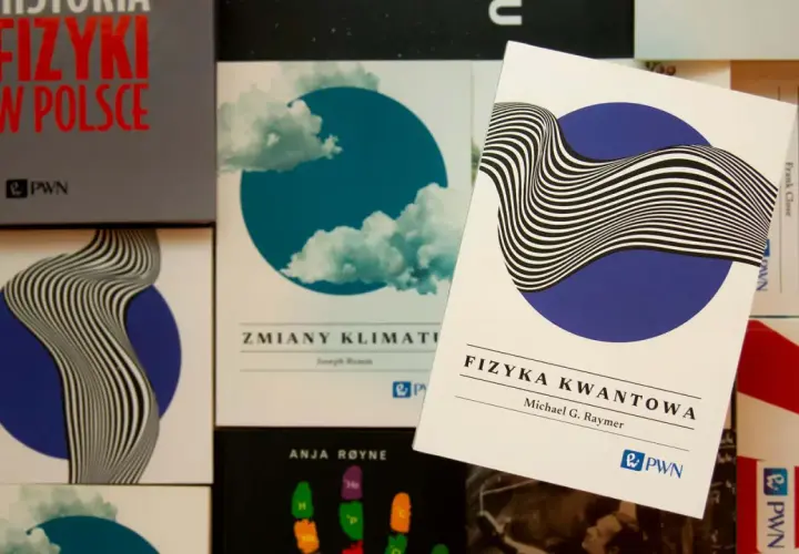 Książki o fizyce kwantowej i historii fizyki w Polsce. Jedna z okładek przedstawia abstrakcyjny wzór falujący na tle niebieskiego koła.