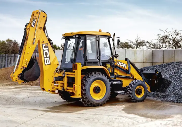 Żółta koparko-ładowarka JCB, gotowa do pracy. Zastanawiasz się, ile waży koparko-ładowarka JCB? Ten model jest imponujący!