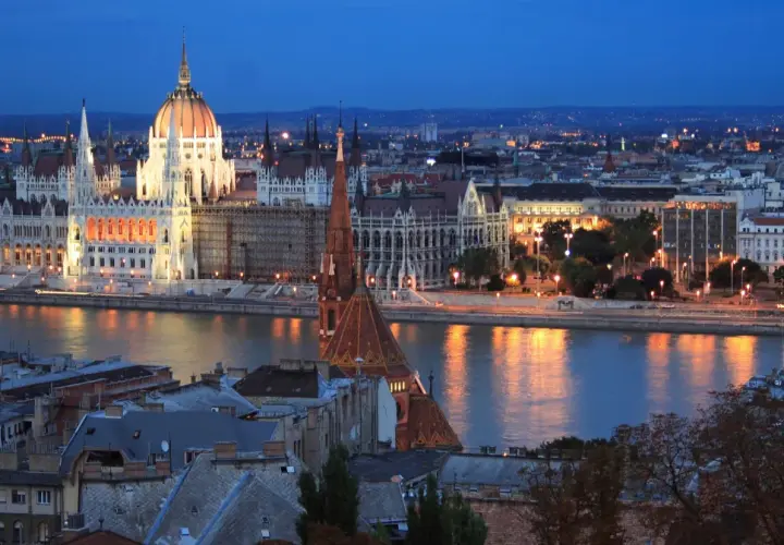 Budapeszt nocą, Parlament i Dunaj. Marzysz o lotach do Budapesztu?