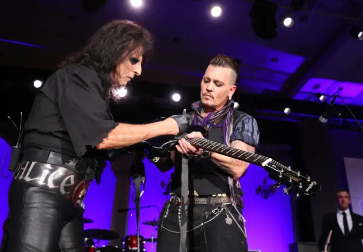 Alice Cooper i Johnny Depp z zespołu Hollywood Vampires na scenie.