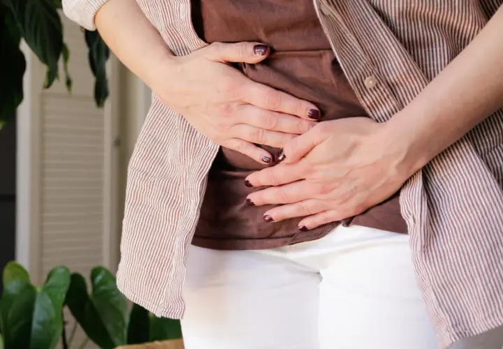 Mani che stringono l'addome, un segnale di malessere. Cosa prendere per vomito e diarrea? Rimedi e consigli per stare meglio.