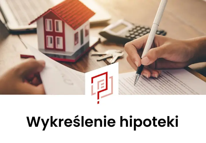 Podpisanie dokumentów do wypisu hipoteki z księgi wieczystej. Miniatura domu, klucze, kalkulator i ręka pisząca na umowie.
