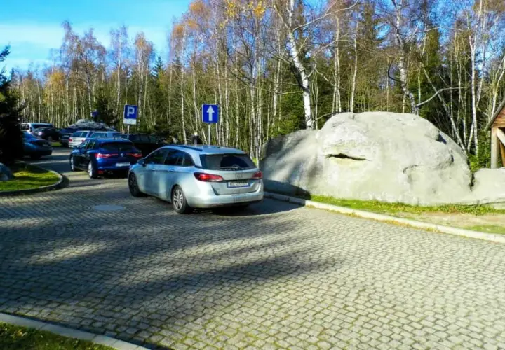 Parking przy Błędnych Skałach: Wygodne miejsce na Twoją przygodę