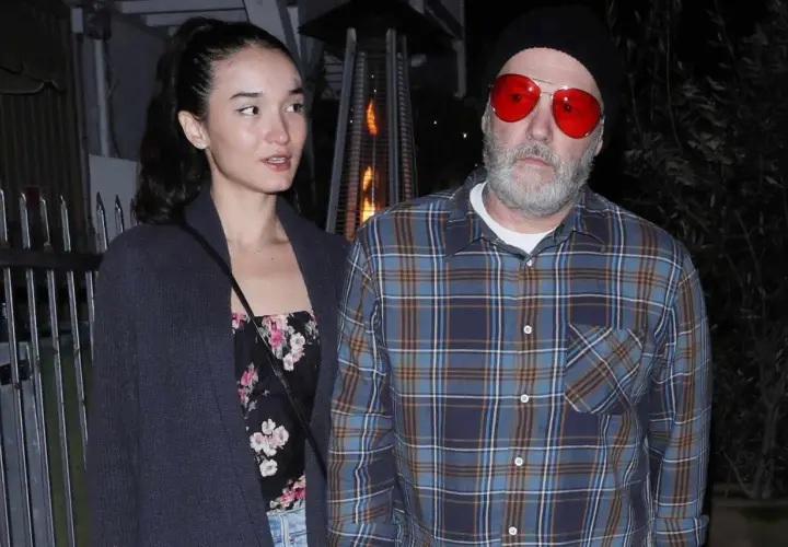 Fred Durst z żoną, w kratę i z czerwonymi okularami, wychodzą na miasto.