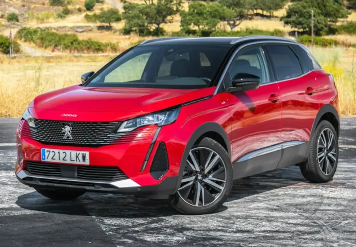 Opiniones del motor Peugeot 3008 1.5 HDI 130 CV: SUV rojo brillante aparcado en un camino rural con vegetación seca al fondo.
