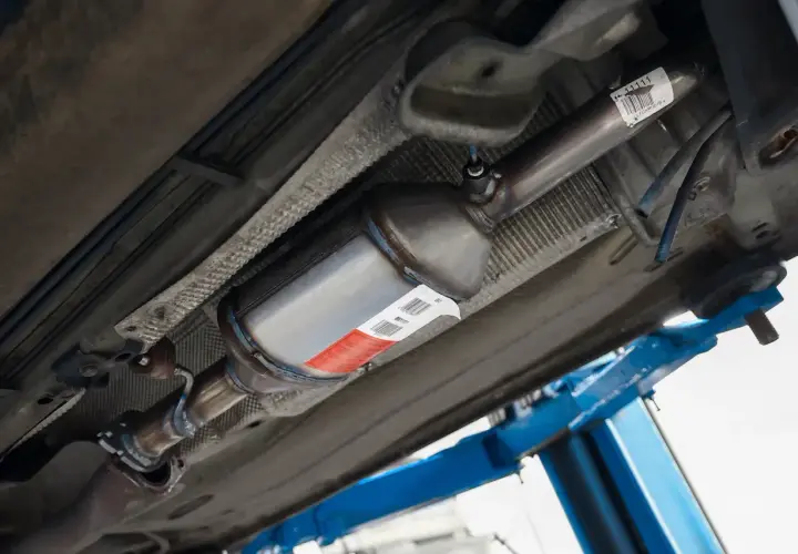Podwozie auta z widocznym elementem układu wydechowego, który może być DPF. Sprawdź, jak sprawdzić czy auto ma DPF, analizując jego budowę.