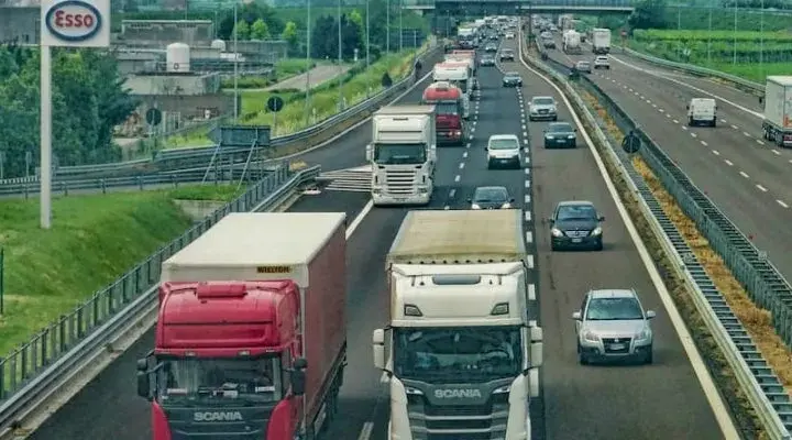 Ile kosztuje ubezpieczenie ciężarówki? Poznaj ukryte koszty i czynniki