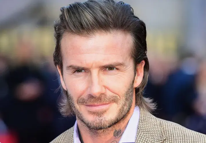 David Beckham con su icónica media melena, un estilo que inspira a muchos hombres sobre como dejarse media melena hombre.