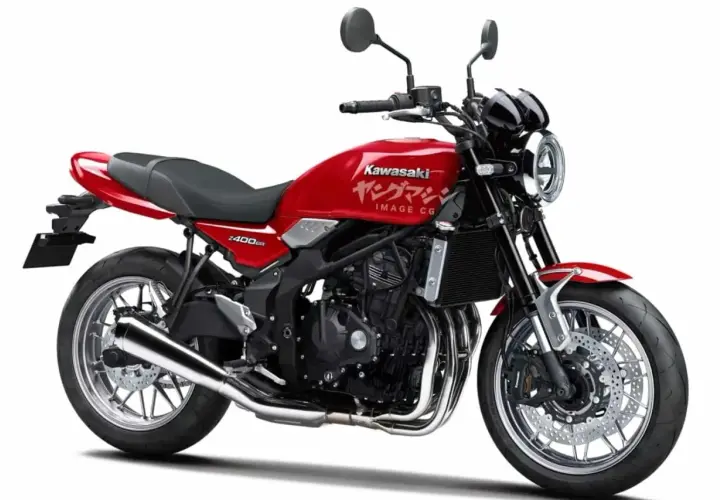 Motocicleta Kawasaki Z400RS roja, estilo retro, con detalles cromados y motor expuesto.