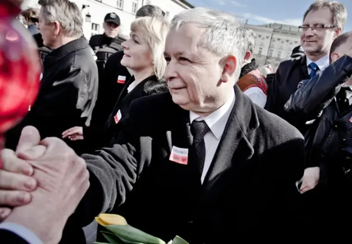 Jarosław Kaczyński uścisnął dłoń, szukając kontaktu mailowego.