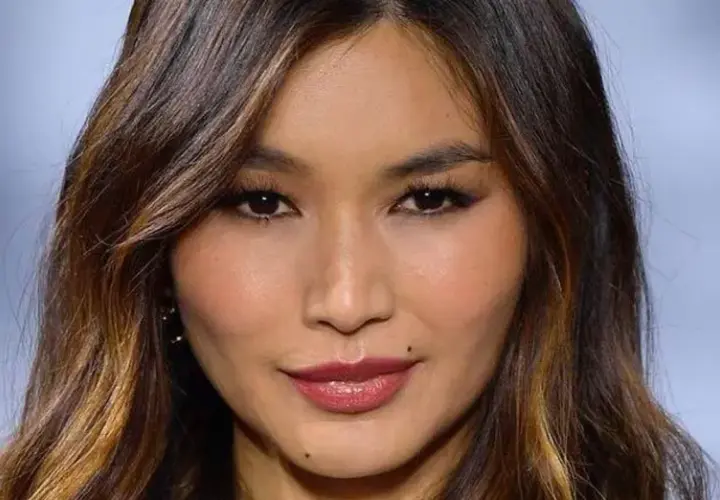 Primer plano de una mujer con cabello castaño y un corte clavicut, con maquillaje sutil y labios rosados.