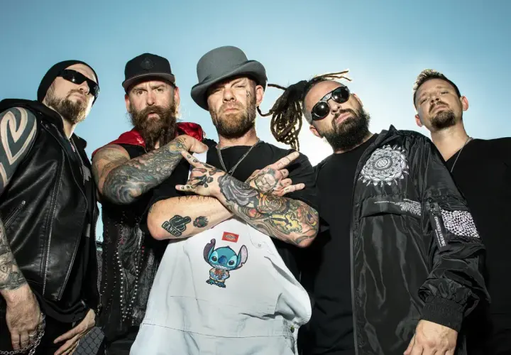 Five Finger Death Punch w Polsce! Zespół w pełnym składzie, z tatuażami i rockowym pazurem, gotowy na koncert.