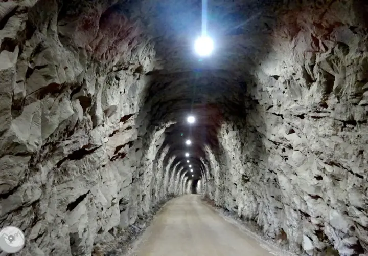 El carrilet cal rosal, un túnel de roca con luces que iluminan el camino.