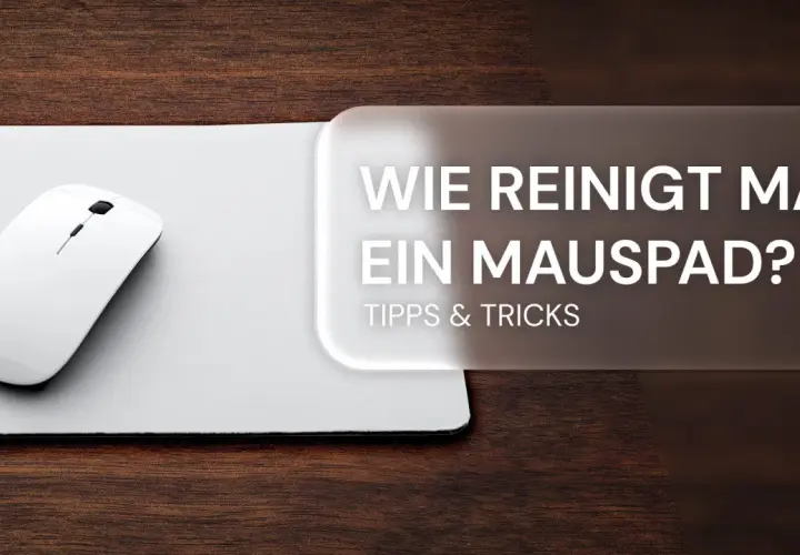 Weiße Maus auf weißem Mauspad, daneben Text: "Wie reinigt man ein Mauspad? Tipps & Tricks".