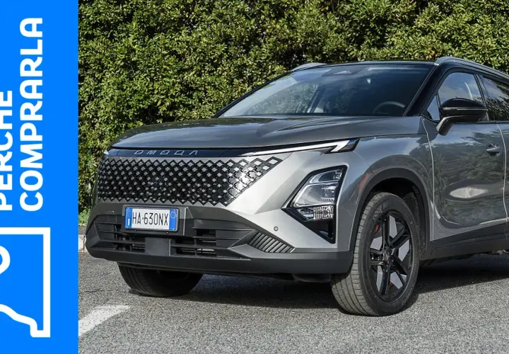 Omoda 5 grigio, con griglia anteriore a nido d'ape. Le recensioni negative potrebbero riguardare il design audace.