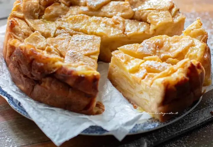 Torta di mele velocissima in 10 minuti, dorata e soffice, con fette di mela caramellate e una spolverata di zucchero a velo.