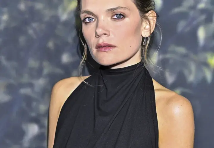 Sandra Drzymalska, z partnerem u boku, prezentuje się w eleganckiej czarnej kreacji.