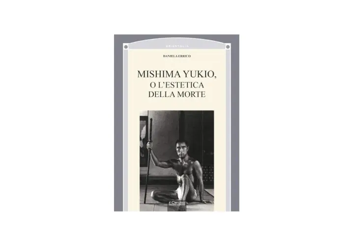 Okładka książki o Yukio Mishimie, z jego zdjęciem z kataną. Tytuł: "Mishima Yukio, o l'estetica della morte".