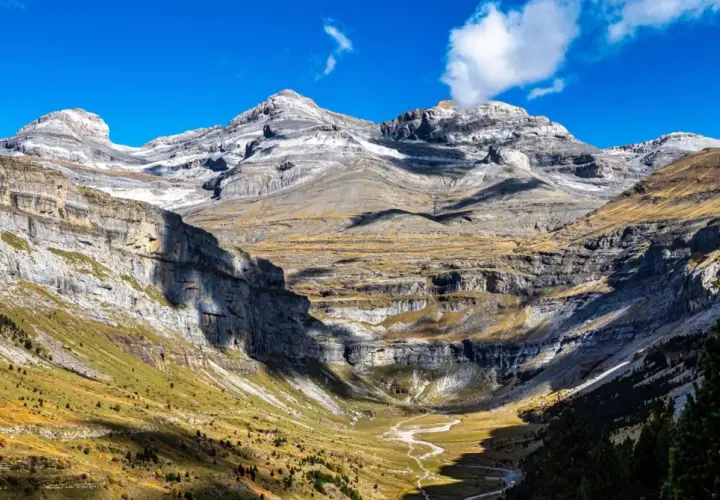 Majestuosas montañas y un valle serpenteante en una ruta de senderismo por el Monte Perdido.