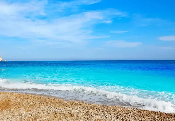 La cala dels testos, con sus aguas turquesas y acantilados imponentes, invita a la calma.
