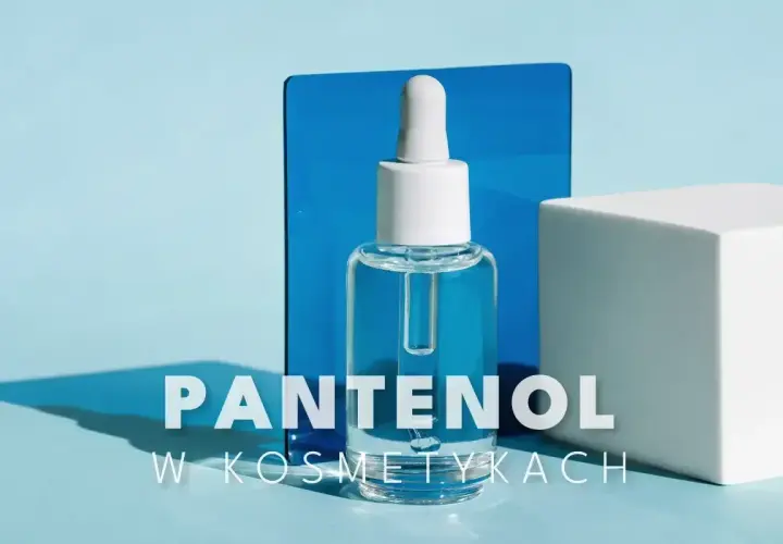 Pantenol w kosmetykach: przejrzyste serum w buteleczce z pipetką, na tle niebieskich i białych geometrycznych kształtów.