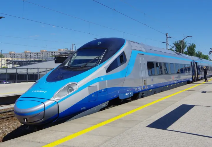 Nowoczesny pociąg Pendolino na peronie, gotowy do podróży. Na co jeżdżą pociągi? Na dalekie trasy, łącząc miasta i ludzi.