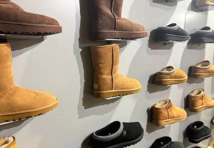 Ugg co to za firma? To marka znana z kultowych, ciepłych butów i kapci, idealnych na chłodne dni.