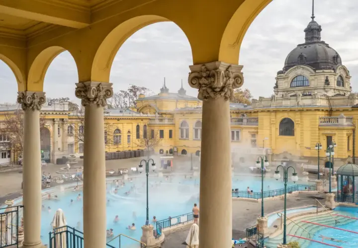Kąpiel w parujących basenach termalnych w Budapeszcie, podziwiając żółtą architekturę.