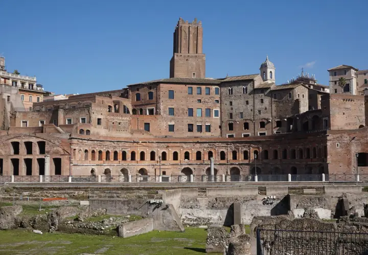 Antiche rovine del mercato di Traiano a Roma, con la torre imponente che domina il paesaggio.