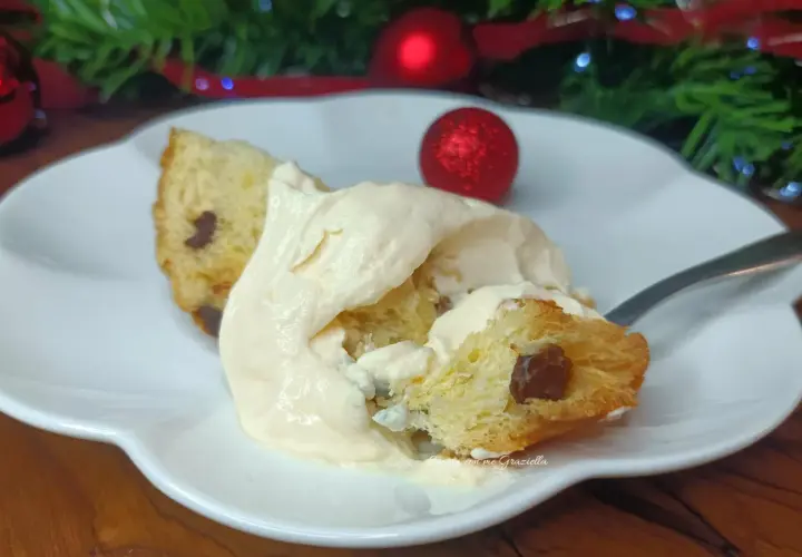 Deliziosa crema al mascarpone per pan di spagna, con decorazioni natalizie sullo sfondo.