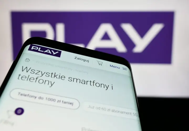 Smartfon wyświetla stronę Play, gdzie można sprawdzić, jak sprawdzić do kiedy umowa w Play.