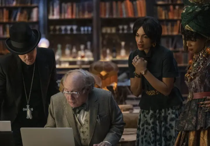 Personaggi misteriosi studiano un laptop, forse per le recensioni de "La casa dei fantasmi".
