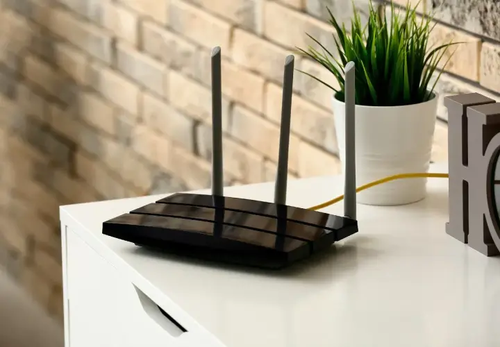 Router z antenkami, który zapewnia dostęp do sieci. Tak się pisze wi-fi, by mieć szybki internet w domu.