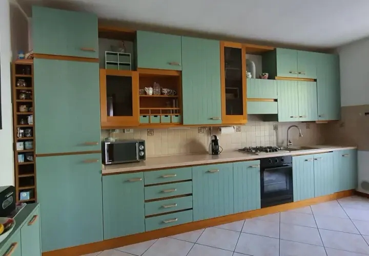 Cucina con ante in legno verniciate di azzurro, un progetto di restyling per rinnovare il look.